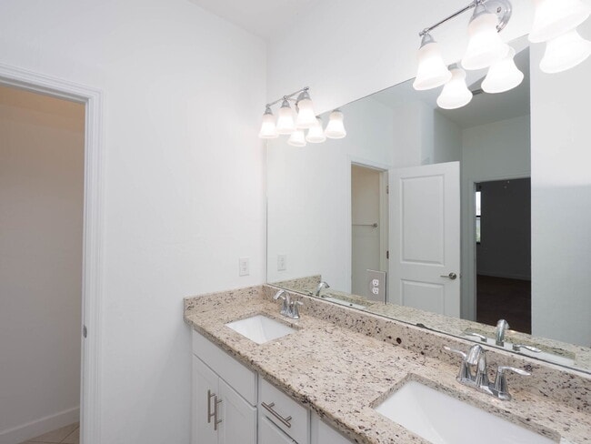 Building Photo - Newer-construction townhome in the highly desirable Lorraine Lakes