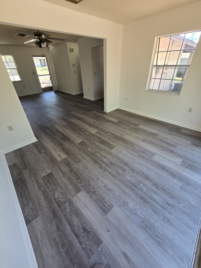 Building Photo - 2259 W Menores Dr