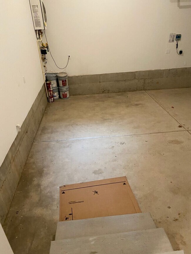 Building Photo - AVAILABLE NOW!!! 4BD/3BA - Pet friendly + Fenced Yard & Washer/Dryer Included - Great South Locat...