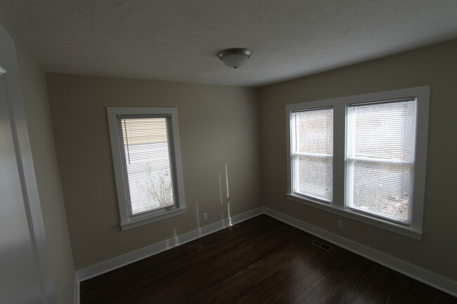 Building Photo - Large 3 bedroom with Open Floor Plan! Clos...