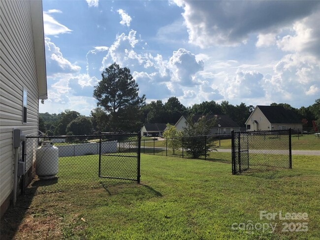 Building Photo - 5316 Oaktree Dr