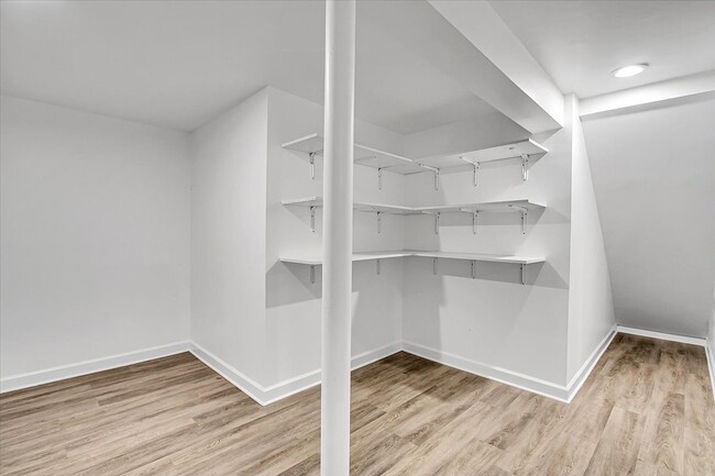 Building Photo - 1645 Estate Cir