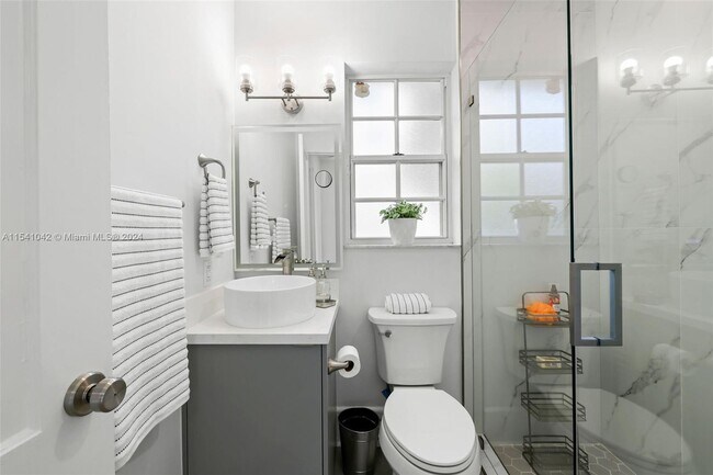 Building Photo - 1224 Country Club Prado
