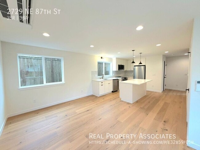 Building Photo - 2729 NE 87th St