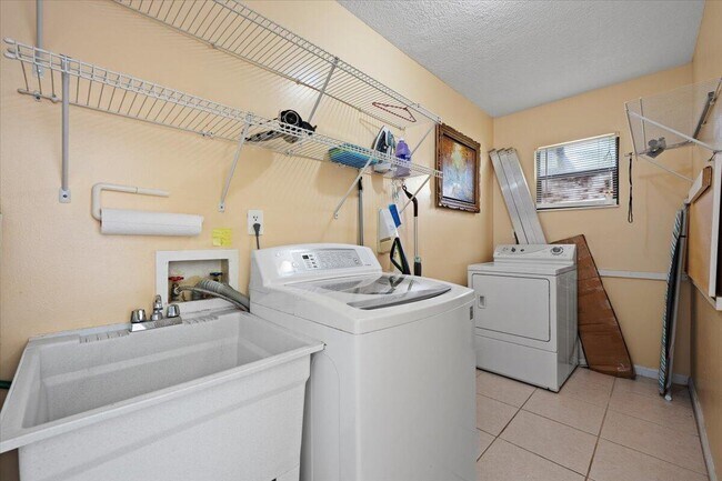 Building Photo - 1419 Riverside Cir