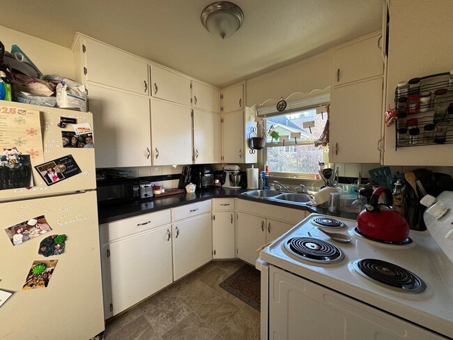 Building Photo - 7 Bed 2.5 Bath House - Near WWU