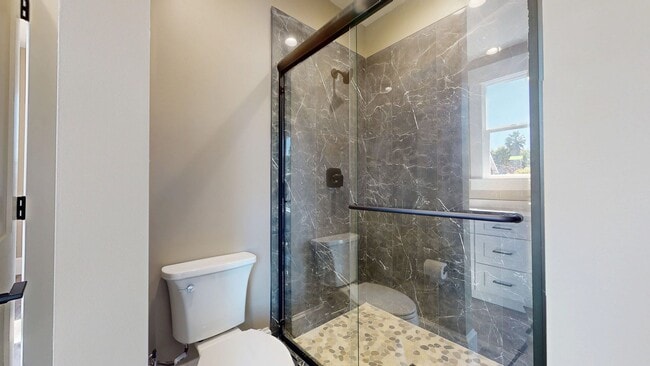Building Photo - Stunning 2 Bedroom Upstairs Unit In Oaklan...