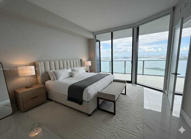 Building Photo - 700 NE 24th St