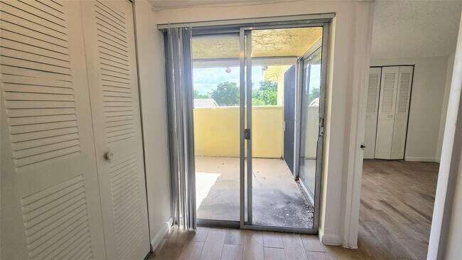 Building Photo - 8401 W Sample Rd