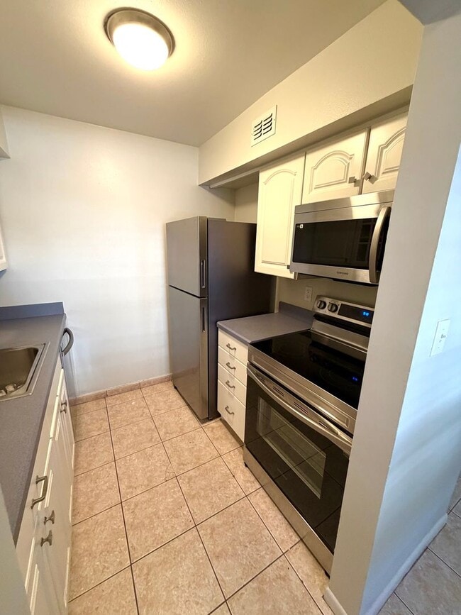 Building Photo - Popular Location 2/1