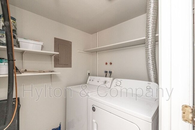 Building Photo - 218 Newstead Dr