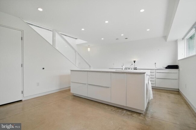 Building Photo - 317 Clearview Ave