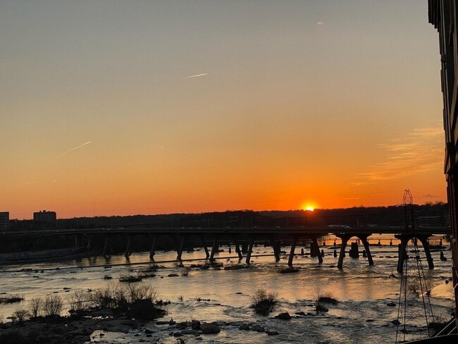 Building Photo - One Bedroom Condo Overlooking the James River in Richmond