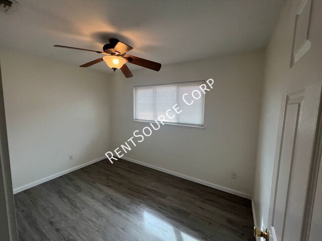 Building Photo - 2 Bedroom Duplex For Rent in Barstow