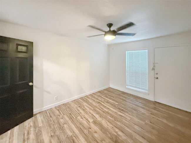 Building Photo - 4811 Live Oak St