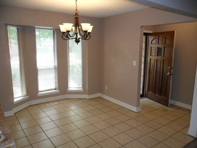 Building Photo - Great Home Close to Campus