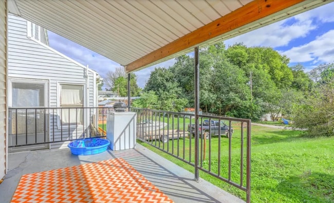 Building Photo - Charming 3 Bedroom with Open Living Area & Shared Porch!