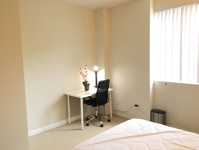 Building Photo - 1561 S Barrington Ave