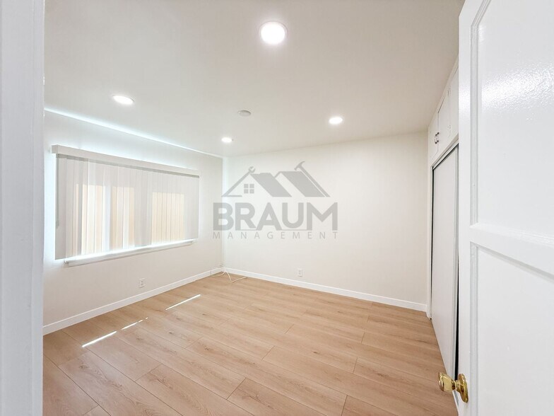Building Photo - 15550 Vanowen St