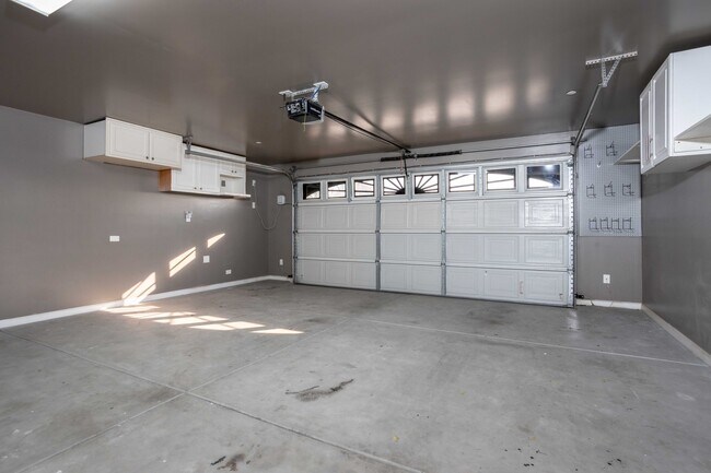 Building Photo - 6212 Ajooni Ct