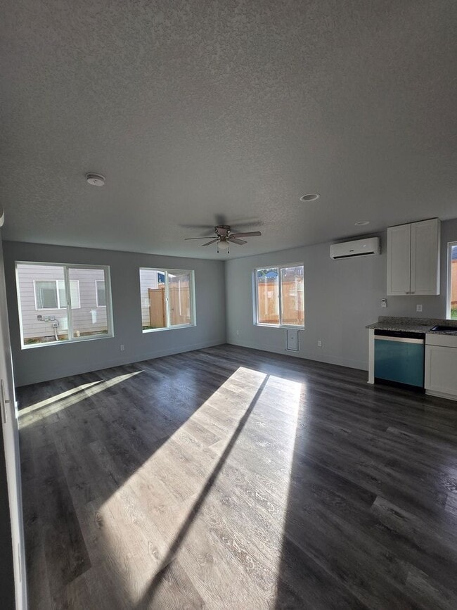 Building Photo - 3 Bedroom 2.5 Bathroom in Winlock