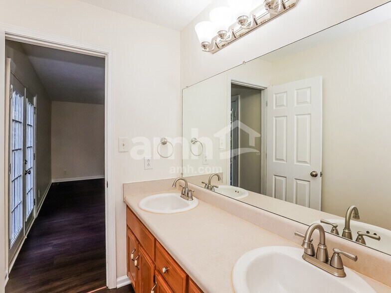 Building Photo - 1756 Hazelwood Rd