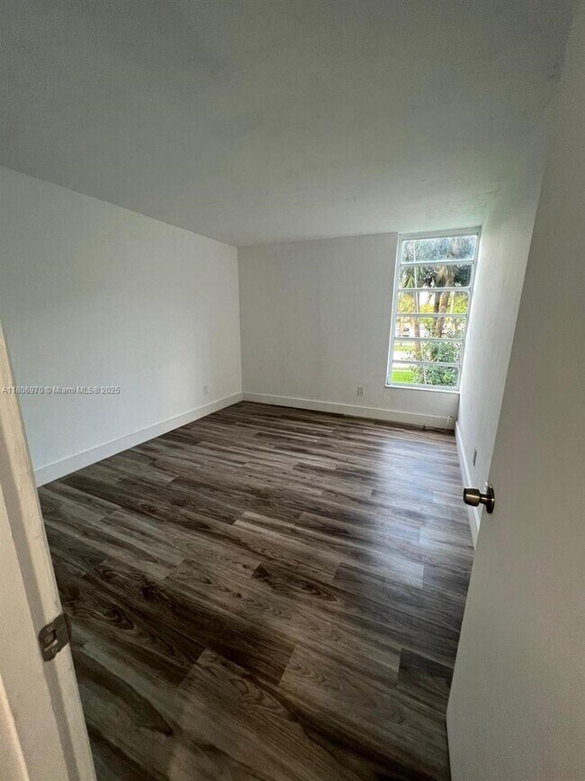 Building Photo - 310 Fontainebleau Blvd