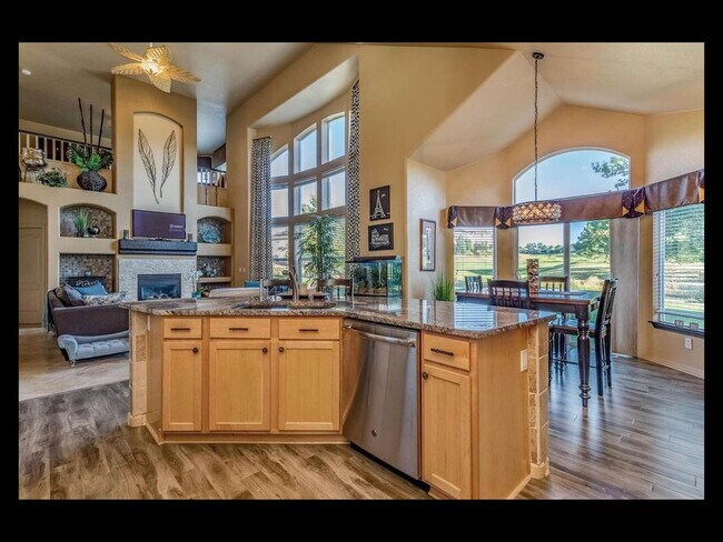 Building Photo - Fully Furnished home ** 1 to 2 month short term lease**