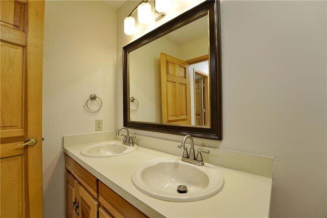 Building Photo - 127 Columbine Dr