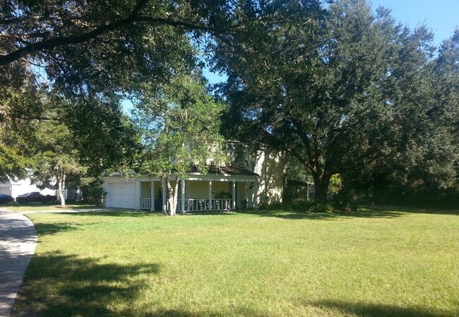 Building Photo - Spacious 3 Bedroom/ 2.5 Bathroom Home In Alafaya Woods