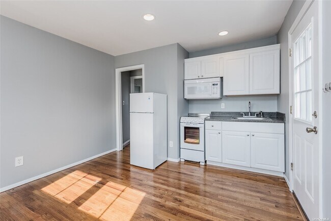 Building Photo - 7 Dune Ct