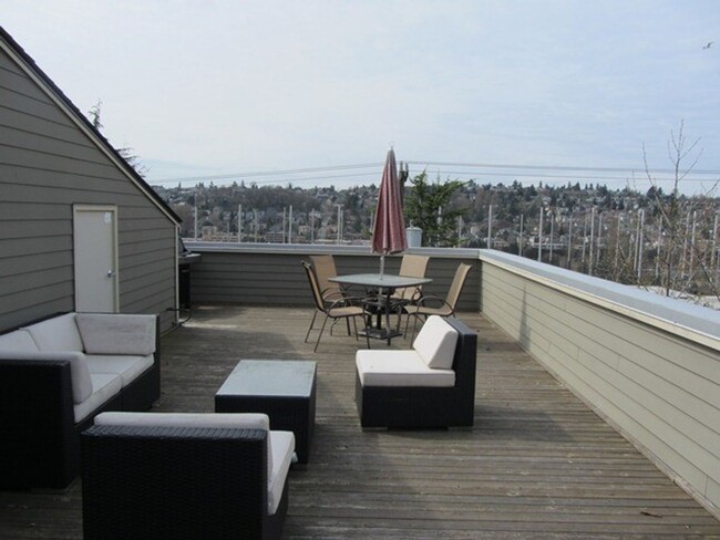 Building Photo - Contemporary townhome with rooftop deck an...