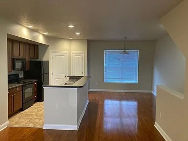 Building Photo - Gorgeous condo for rent