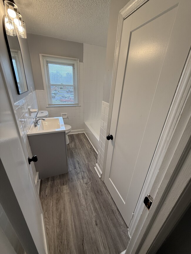 Building Photo - 906 Alcyon Dr