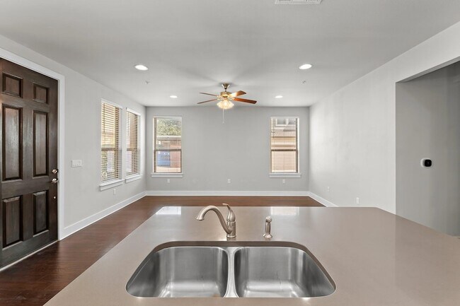 Building Photo - 13800 Lyndhurst St