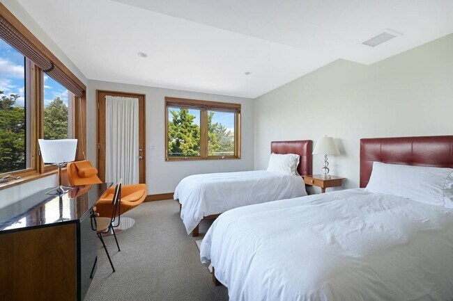 Building Photo - 360 Dune Rd