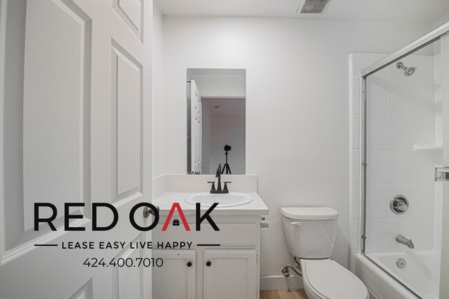 Building Photo - 4651 Cahuenga Blvd