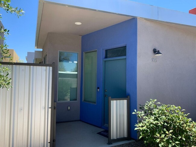 Building Photo - 975 E Park Modern Dr