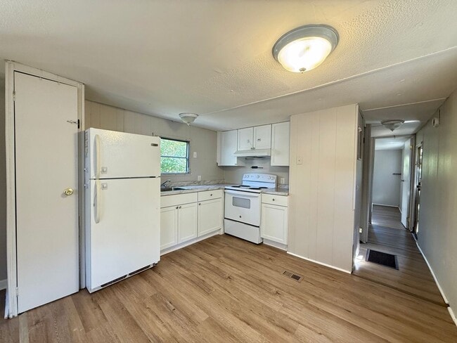 Building Photo - Updated Home in Laurel Lakes NJ FOR RENT $1450