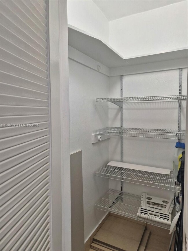 Building Photo - 2910 Point E Dr