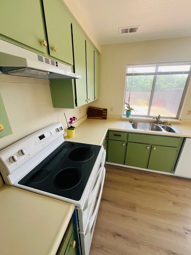 Building Photo - 405 Sailfish Dr