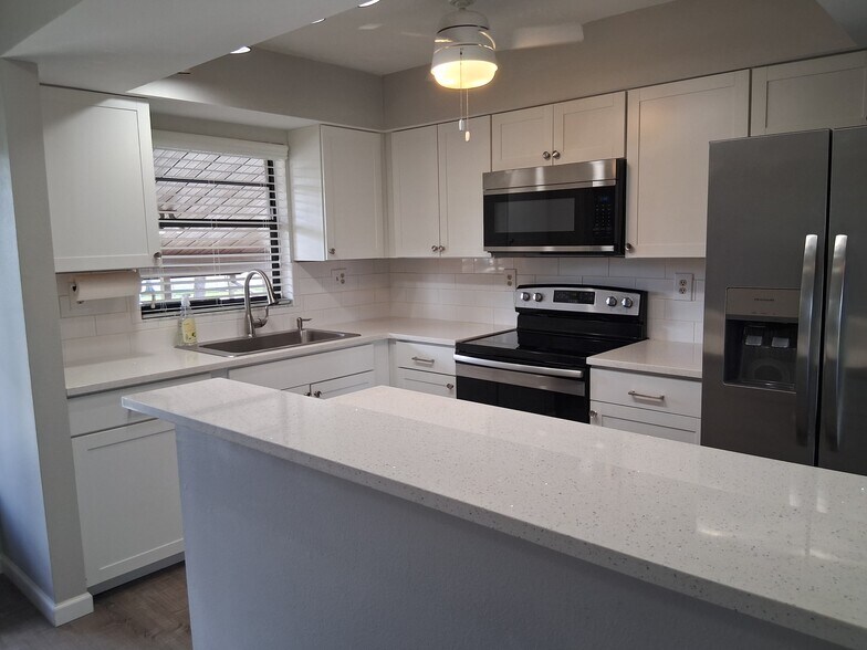Kitchen - 927 Capri Isles Blvd