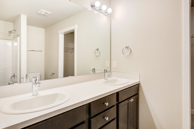 Building Photo - Modern 4BD 2.5BA in LSSD