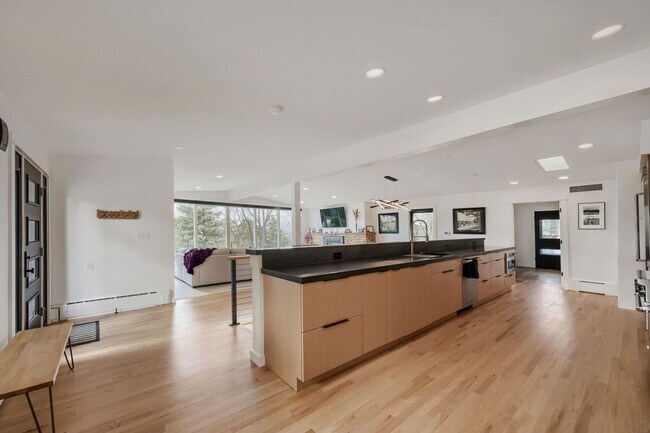 Building Photo - 1034 Westview Dr