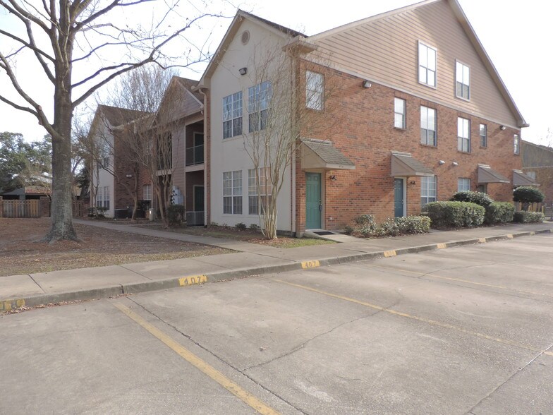 Building Photo - 710 E Boyd Dr