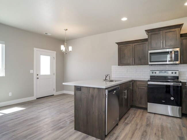 Building Photo - Beautiful 3 Bed 2.5 Bath Townhome in West ...