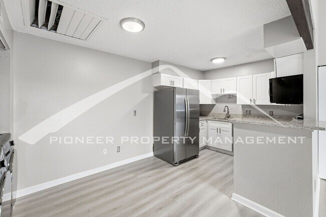 Building Photo - Great Condo with Central AC and Community Pool