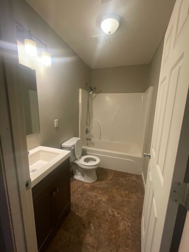 Building Photo - Renovated 2 Bedroom 1 Bath Unit for Rent!