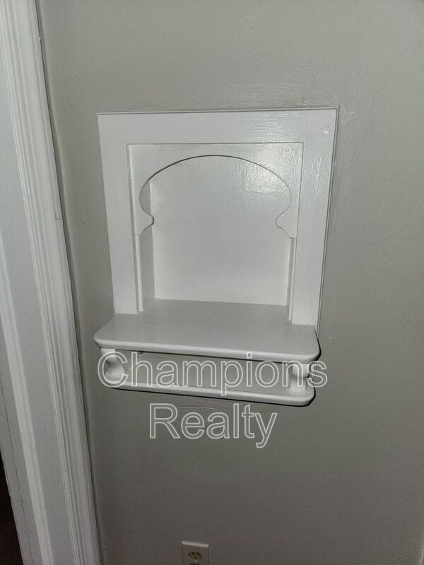 Building Photo - 5415 Eugenia Ave