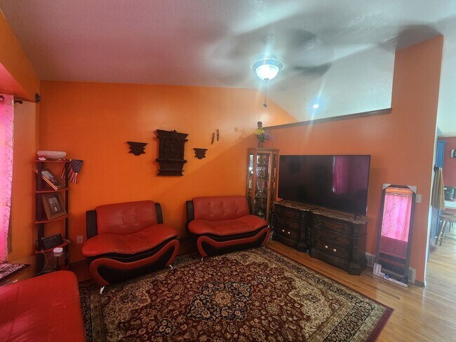 Building Photo - 5bd 3ba Available in Eastern Sioux falls